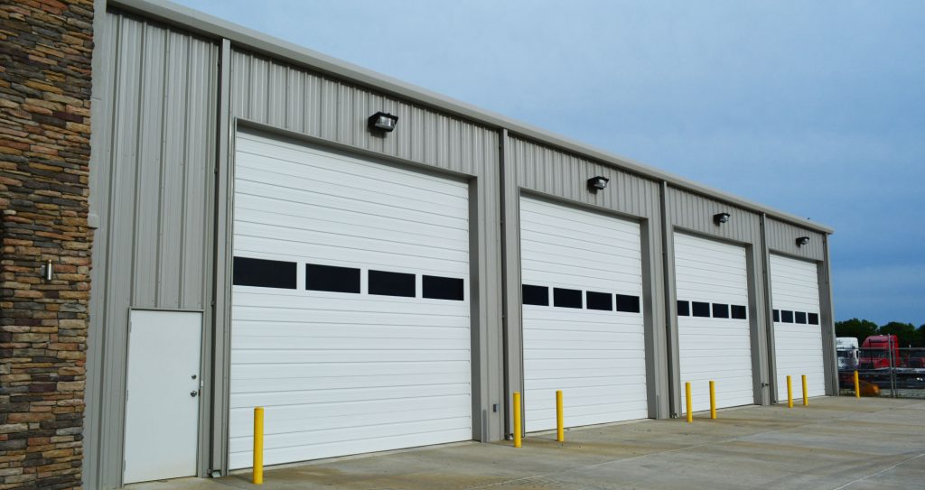 Фото #2 промышленных секционных гаражных ворот GANT PR, GANT Plus