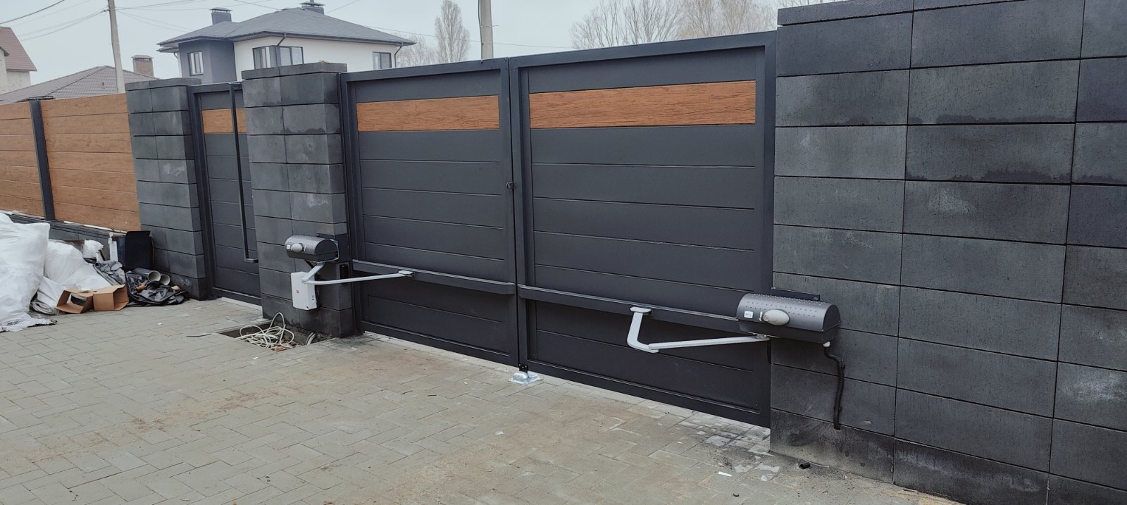 Як обрати розпашні ворота