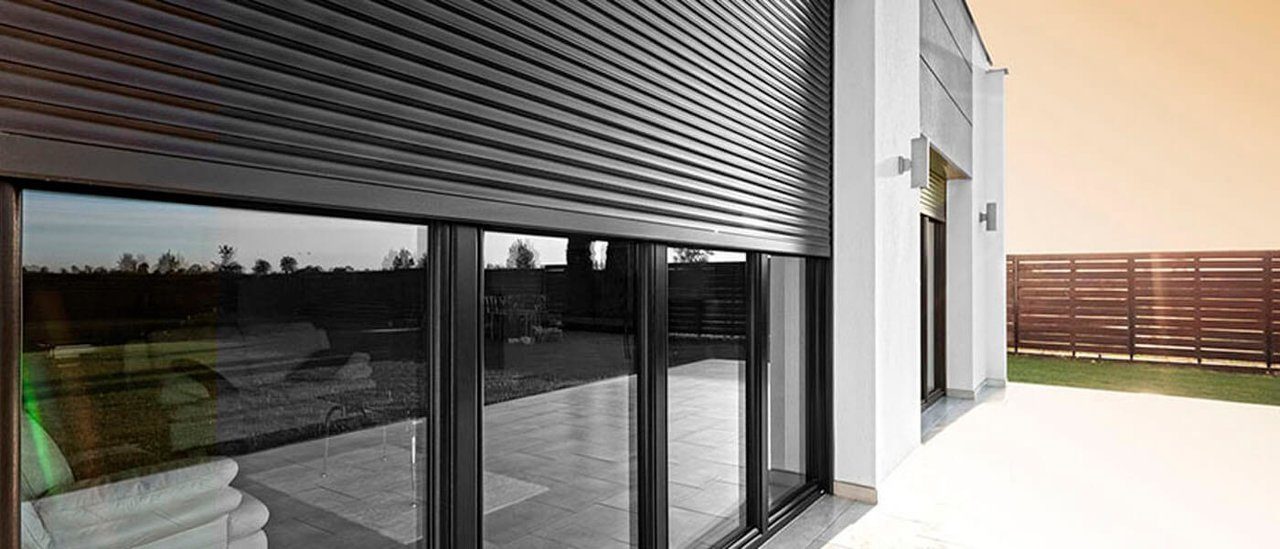 Преимущества установки дверных роллетов. Фото