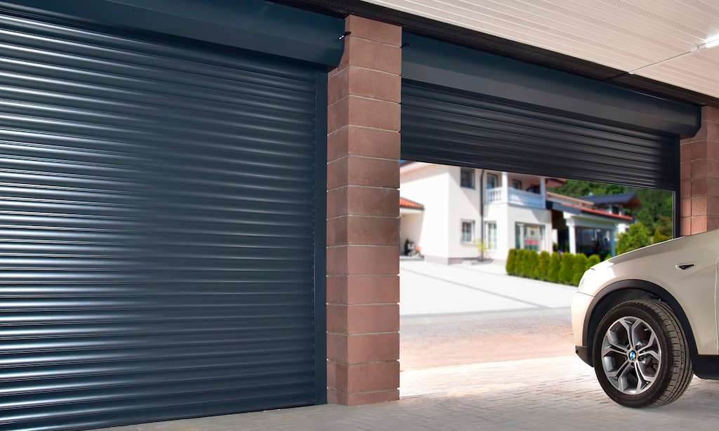 Ворота ролетні з електроприводом. Фото