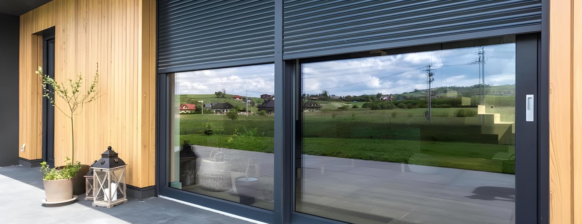 Переваги придбання захисних ролетів на вікна. Фото