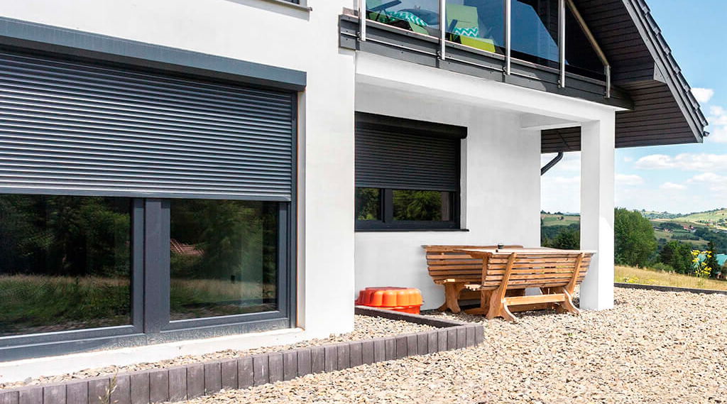 Роллеты на окна – надежная защита. Фото